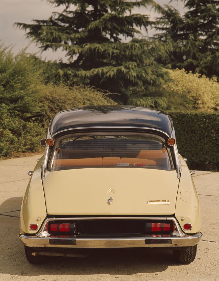 996873d0426d1055b44b0623b11bbe3e--citroen-ds-retro-cars.jpg
